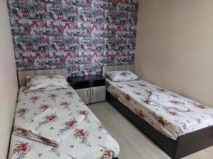 コンスタンツァにあるAndiaの写真で覆われた壁の客室内のベッド2台