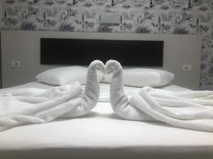 コンスタンツァにあるAndiaのベッドの上に座る白鳥2枚