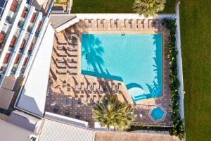 uma vista superior de uma piscina num resort em Best Western Plus Hotel Plaza em Rodes