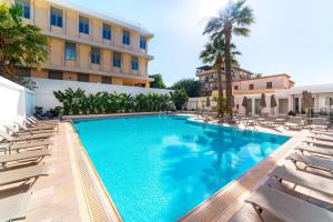 Bazén v ubytovaní Best Western Plus Hotel Plaza alebo v jeho blízkosti