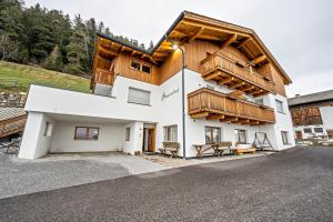 una casa con tetto in legno e balcone di Maurerhof Morgenrot a Maranza