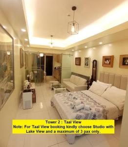 een hotelkamer met een bed en een woonkamer bij Breezy Nest Staycation at Wind Residences Tagaytay in Tagaytay