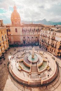 una gran plaza con una fuente frente a un edificio en home ciuri ciuri, en Palermo