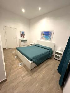 1 dormitorio con 1 cama con edredón verde en home ciuri ciuri, en Palermo