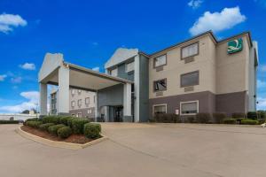 an office building with a parking lot in front of it at Quality Inn & Suites Pearl-Jackson in Pearl