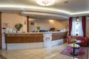 a lobby with a reception desk and a waiting room at Hotel Gardenia in Sirmione