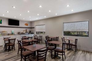 ein Restaurant mit Tischen und Stühlen und einer Theke in der Unterkunft Quality Inn & Suites Pearl-Jackson in Pearl