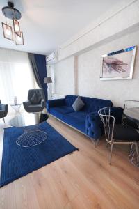 a living room with a blue couch and a blue rug at King Suite MS5 in Esenyurt