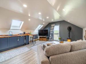 ein Wohnzimmer mit einem Sofa und einer Küche in der Unterkunft Rita's Roost, Lancs, tranquil with amazing views in Burnley