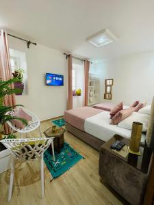 Hotel Palace tanger في طنجة: غرفة نوم بسرير وطاولة وكرسي