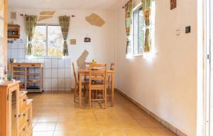 Lo del Gato的住宿－Casa Majores，一间厨房,里面配有桌椅