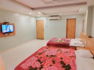 Säng eller sängar i ett rum på Hotel Guru Kripa - 500mtr from shreenathji temple