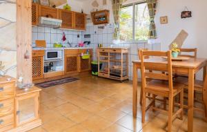 Lo del Gato的住宿－Casa Majores，厨房配有木桌和桌椅