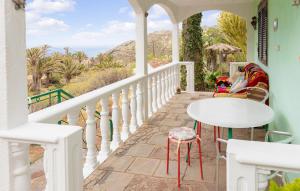 porche con mesa, sillas y vistas al océano en Casa Majores, en Lo del Gato