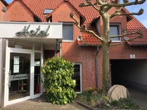 una señal de hotel en el lateral de un edificio de ladrillo en Hotel-Restaurant Zur Mühle, en Schermbeck