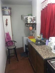 uma cozinha com um lavatório e uma bancada em Habitacion Super Comoda en Casa Particular em Tandil