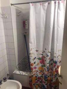 ein Badezimmer mit einem Duschvorhang und einem WC in der Unterkunft Habitacion Super Comoda en Casa Particular in Tandil