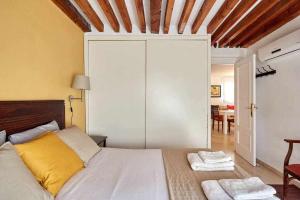 マドリードにあるAmplitud Silencio Luz Gran Víaのベッドルーム1室(ベッド1台、タオル2枚付)