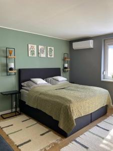 מיטה או מיטות בחדר ב-Újhely vára Apartman