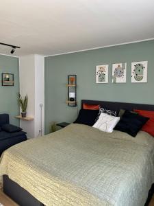 沙托勞爾堯烏伊海伊的住宿－Újhely vára Apartman，一间卧室设有一张大床和蓝色的墙壁