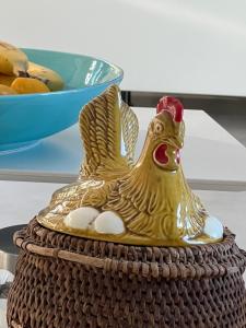 une statue de poulet en or assise sur un gâteau dans l'établissement Ava645 Mira, à Söråker