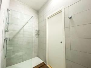 y baño con ducha y puerta de cristal. en Stylish one bedroom apartment in Gzira 1 en Il-Gżira