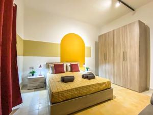 1 dormitorio con 1 cama con cabecero naranja en Stylish one bedroom apartment in Gzira 1 en Il-Gżira