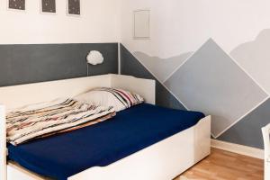 uma cama num quarto com montanhas na parede em Family-friendly apartment in the center of Berlin em Berlim