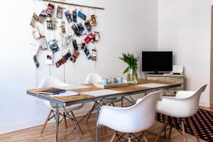 a dining room with a table and white chairs at Family-friendly apartment in the center of Berlin in Berlin