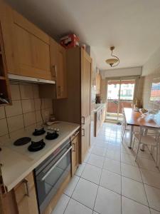 Kuchyňa alebo kuchynka v ubytovaní Chambre privée avec terrasse au port de Nice