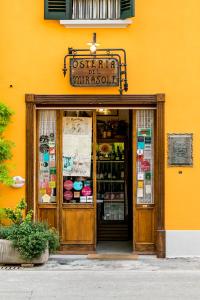 una tienda frente a un edificio con un cartel encima de la puerta en Antica Osteria del Mirasole en San Giovanni in Persiceto