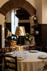 Un restaurante o sitio para comer en Antica Osteria del Mirasole