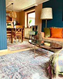 a living room with a couch and a table at "Ohuus" Ferienhaus mit Garten in Büsum