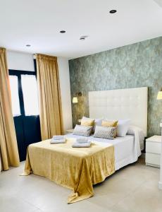 1 dormitorio con 1 cama blanca grande en una habitación en Hostal Alisol Boutique San Pedro, en Marbella
