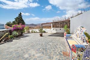 un patio con sofá y algunas plantas en Finca Fani 3, en Agüimes