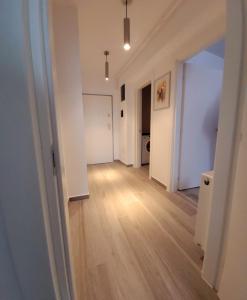 un corridoio vuoto di un appartamento con pavimento in legno duro di 86 Nicolea Labis Coresi a Braşov