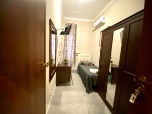 Uma cama ou camas num quarto em Carlo Goldoni Hotel