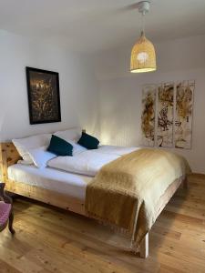 Le Manoir des Sens - Forêt de Bergheim في تينانْكيرْكْ: غرفة نوم مع سرير أبيض كبير في غرفة