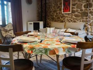 une table avec des assiettes et des verres au-dessus dans l'établissement La Casa Rebonita VINTAGE, à Candelario