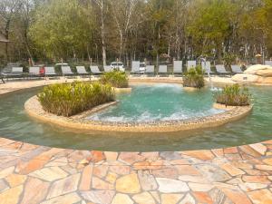 Basen w obiekcie Mobilhome Camping Biscarrosse 5 étoiles bord du lac lub w pobliżu