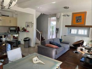 Zdjęcie z galerii obiektu Jolie maison de ville avec terrasse et jardin w mieście Warcq