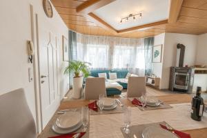 a dining room with a table and a living room at Ferienhaus Karoline in Lichtpold