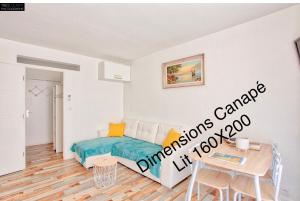 バンドールにあるT2 PRESTIGE BANDOLのベッドとテーブルのある寝室 +8枚の写真