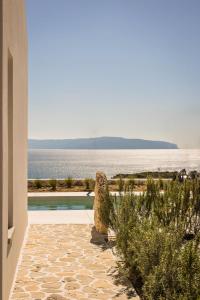 una casa con vistas al agua en Spathes Suites Kefalonia - Luxury Suites, en Ratzaklíon