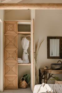 estantería de madera en una habitación con cama en Spathes Suites Kefalonia - Luxury Suites, en Ratzaklíon