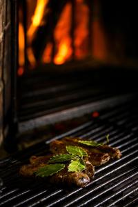 zwei Stücke Essen auf einem Grill im Ofen in der Unterkunft Antica Osteria del Mirasole in San Giovanni in Persiceto