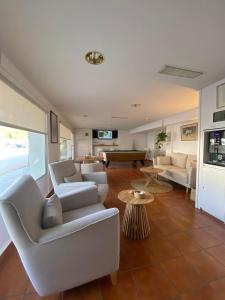 un soggiorno con divani e tavolo da biliardo di Hotel S´Aguarda a Cadaqués