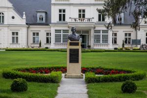 une statue d'un buste devant un bâtiment dans l'établissement Hotel Pałac Romantyczny, à Turzno