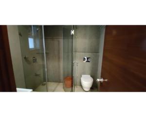 Ванная комната в Aarju Luxurious Stay Calangute