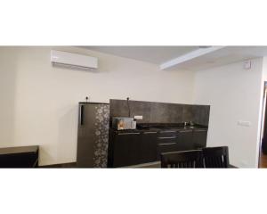 Кухня или мини-кухня в Aarju Luxurious Stay Calangute

